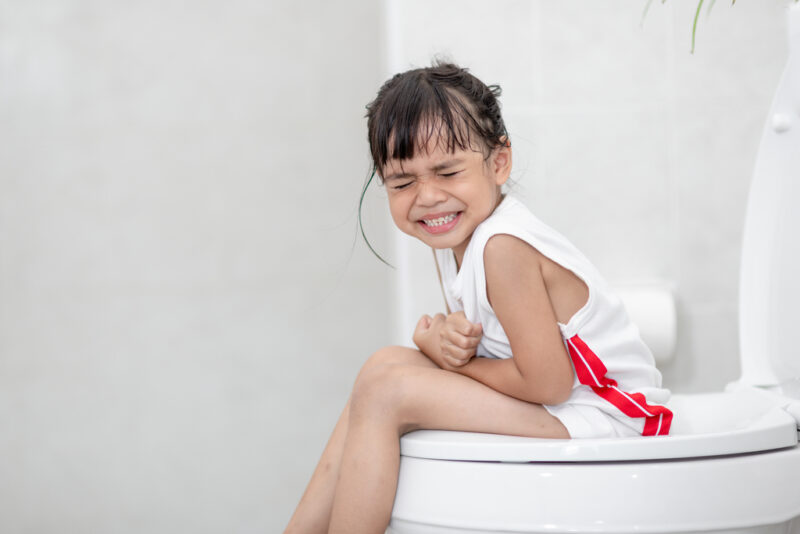anak kecil sakit ambeien sedang buang air besar