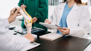 dokter menjelaskan tentang patah tulang kepada pasien sebelum operasi