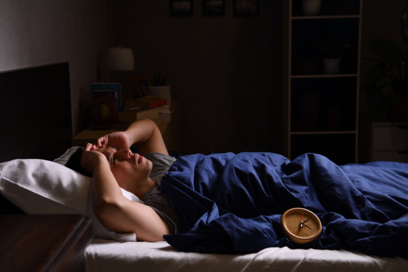 pria mengalami insomnia dan tidak bisa tidur walau sudah dini hari