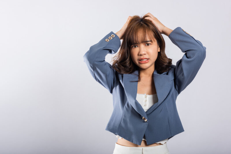 perempuan karir terlihat pusing karena mengalami bipolar